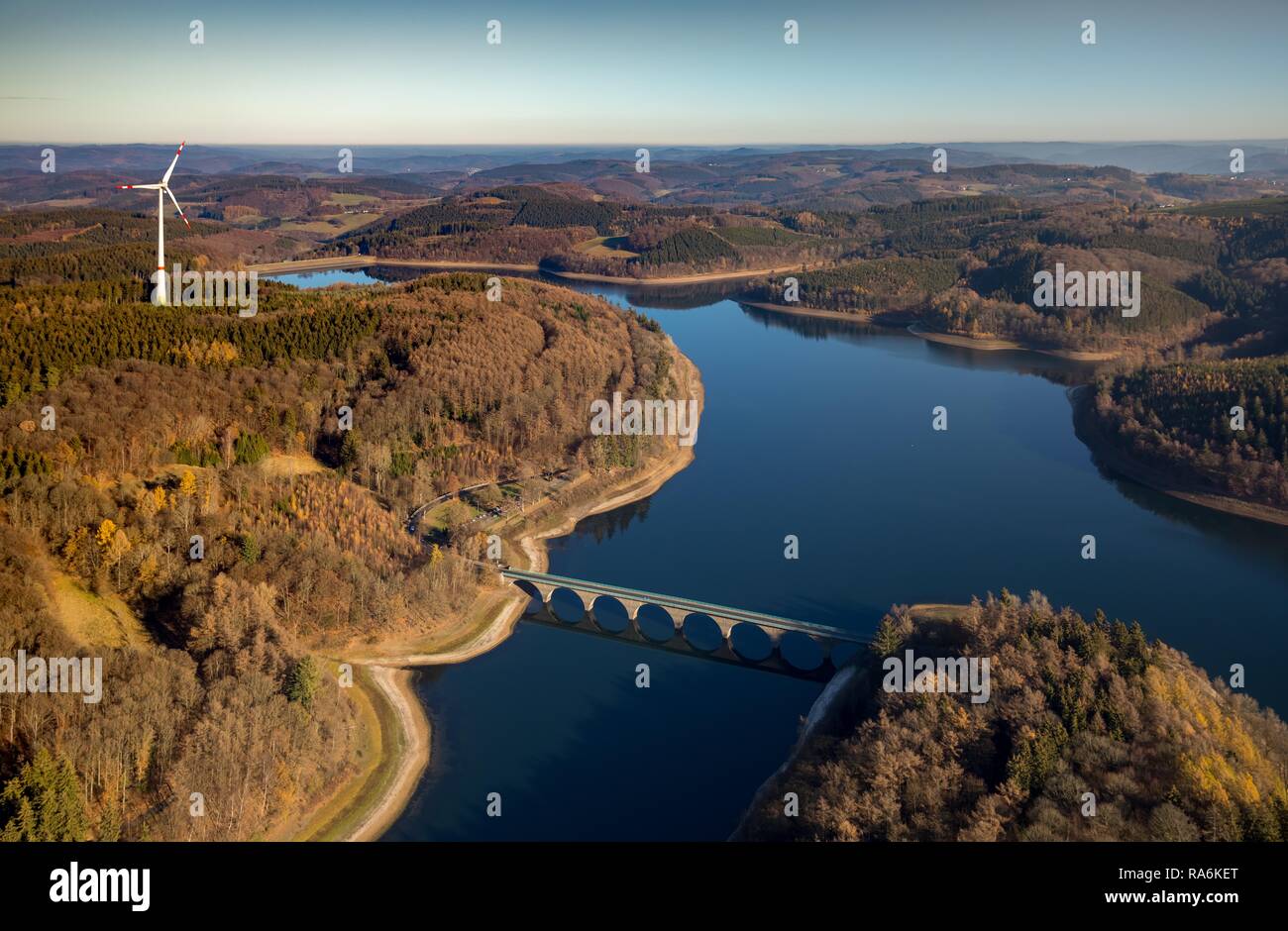 Vista aerea, versetti di diga in autunno, versi con la bassa marea, penuria d acqua, dam, Lüdenscheid, Sauerland, Märkischer Kreis Foto Stock