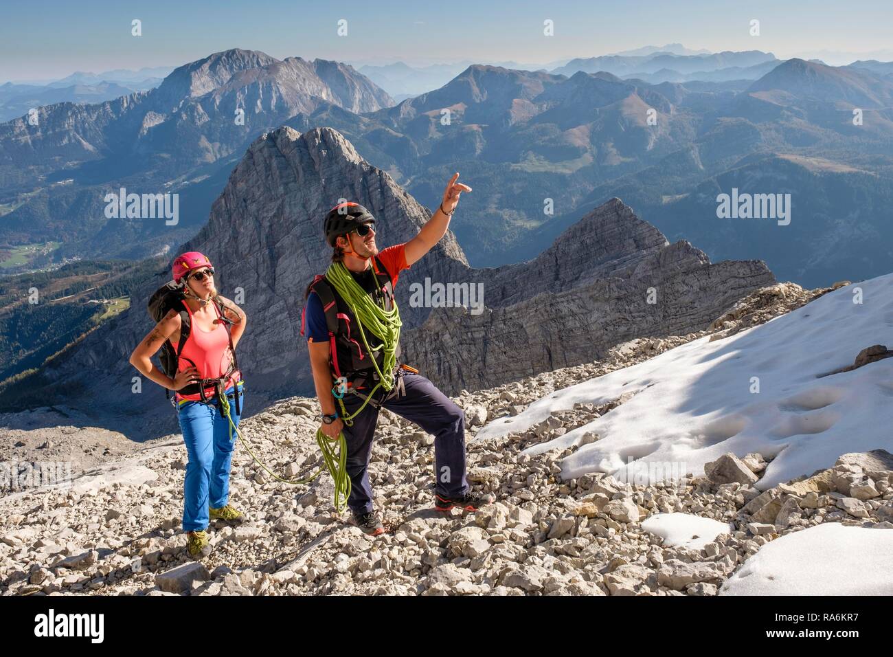 Guida di montagna la guida di una giovane donna su un breve corda attraverso una parete di roccia, Wiederroute, Watzmann, Schönau am Königssee Foto Stock