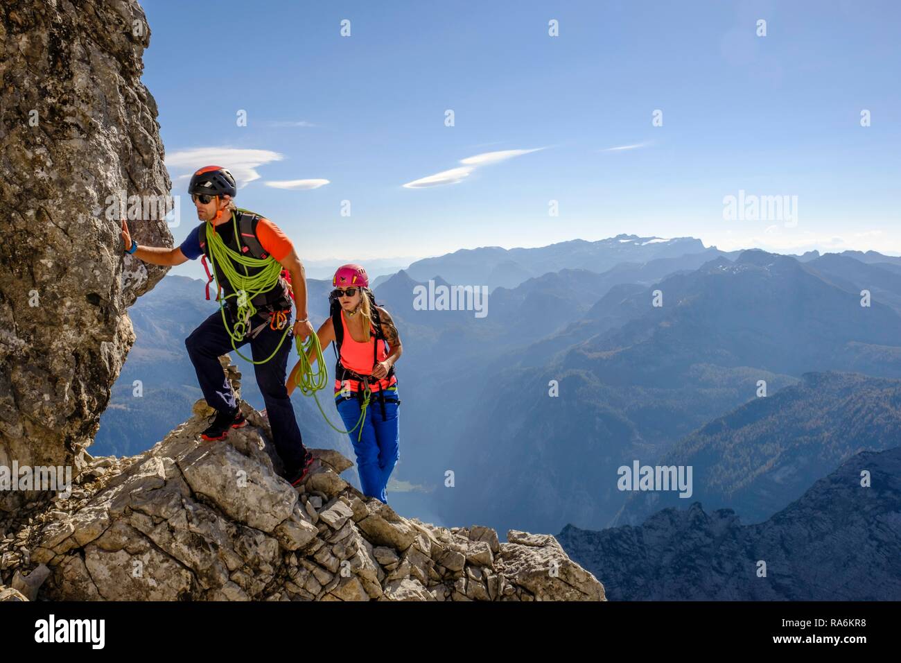 Guida di montagna la guida di una giovane donna su un breve corda attraverso una parete di roccia, Wiederroute, Watzmann, Schönau am Königssee Foto Stock