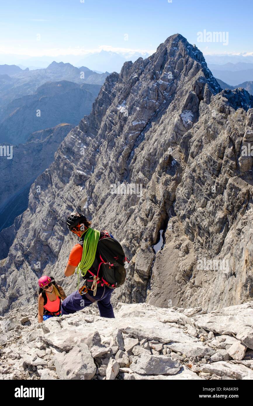 Guida di montagna la guida di una giovane donna su un breve corda attraverso una parete di roccia, Wiederroute, Watzmann, Schönau am Königssee Foto Stock