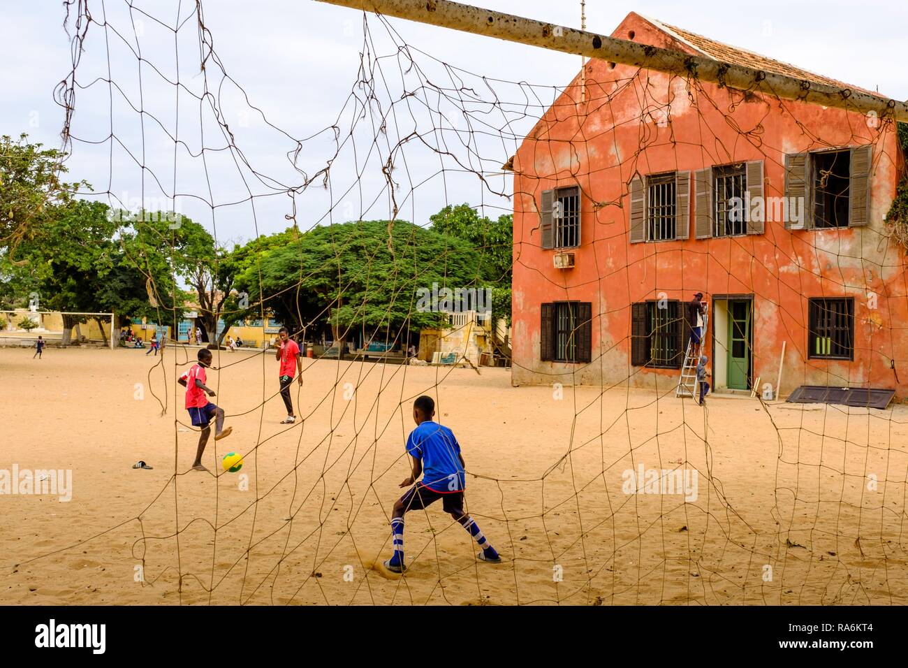 I bambini che giocano a calcio, Isle de Gorée, Dakar, Senegal Foto Stock