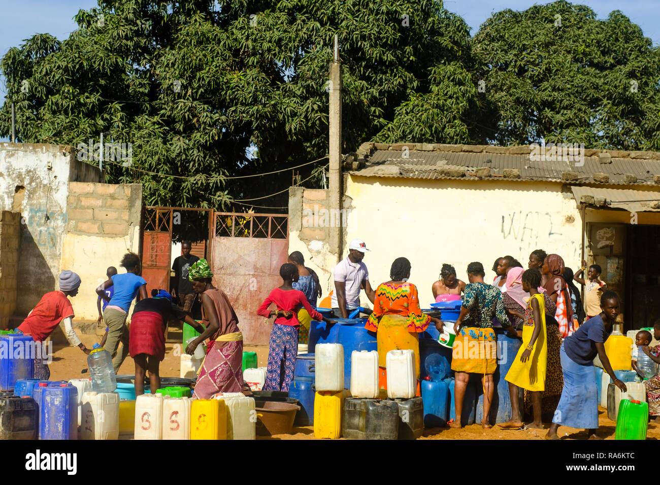 Distribuzione di acqua potabile in Bambilor, regione di Dakar, Senegal Foto Stock