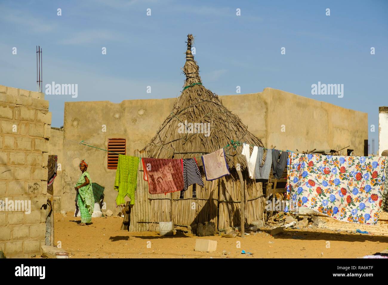 Capanna di paglia accanto a case di pietra, Deni Biram Ndao, regione di Dakar, Senegal Foto Stock