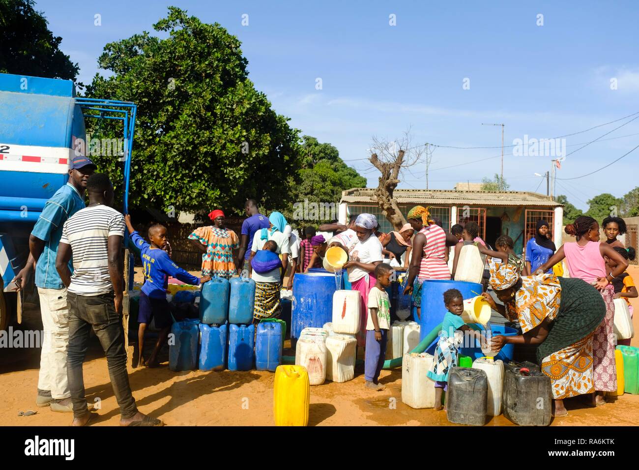 Distribuzione di acqua potabile in Bambilor, regione di Dakar, Senegal Foto Stock