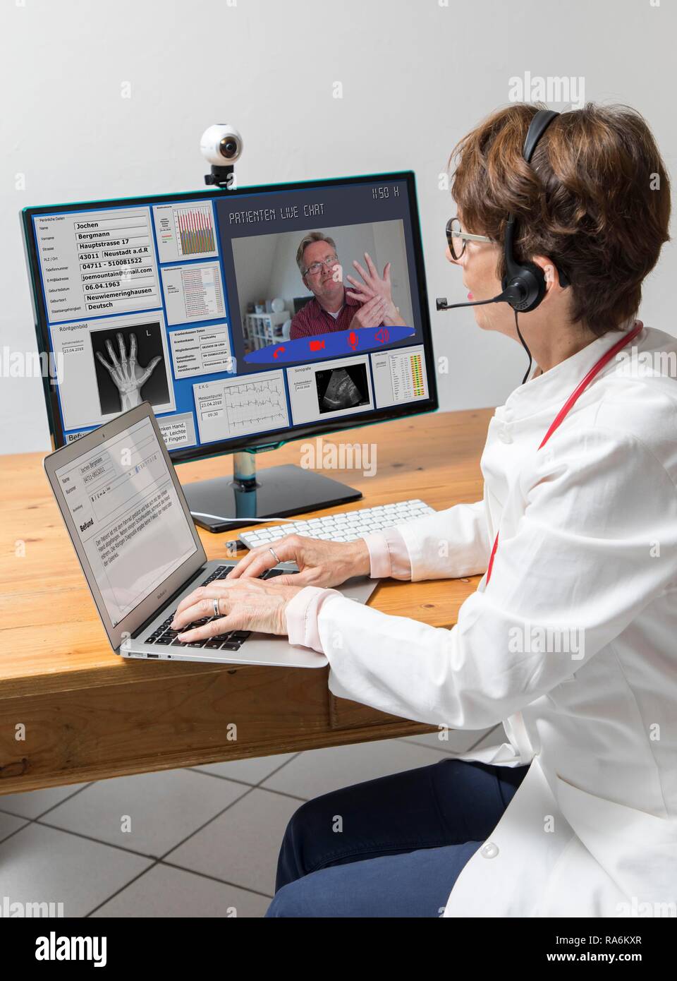 Foto di simbolo per la telemedicina, dottore in una pratica, comunica con il paziente attraverso una webcam, dati paziente e conclusioni sulla Foto Stock