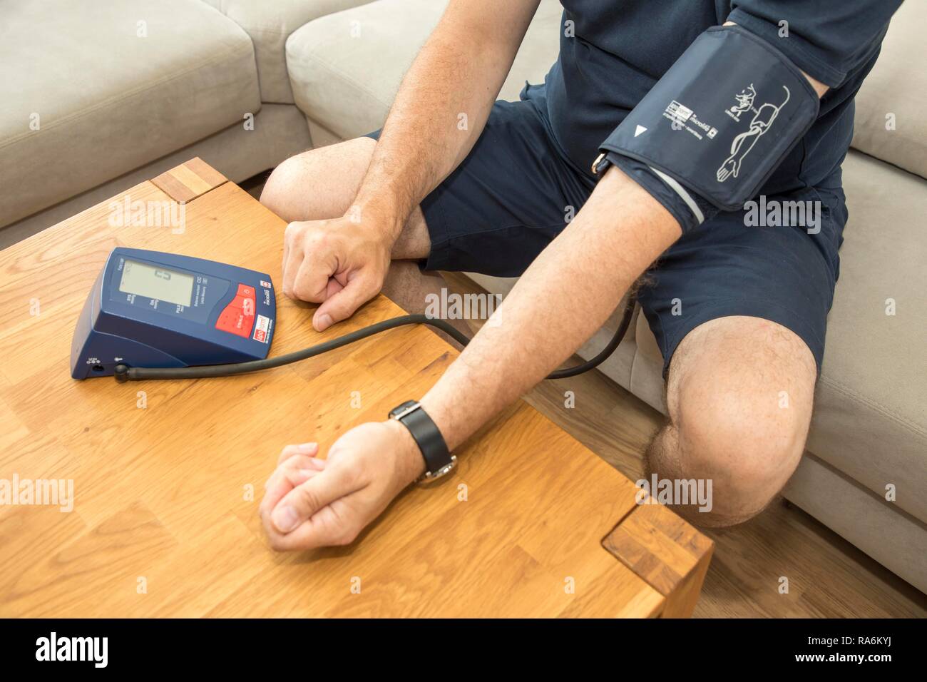 La misurazione della pressione sanguigna in modo automatico la parte superiore del braccio monitor della pressione del sangue, Germania Foto Stock