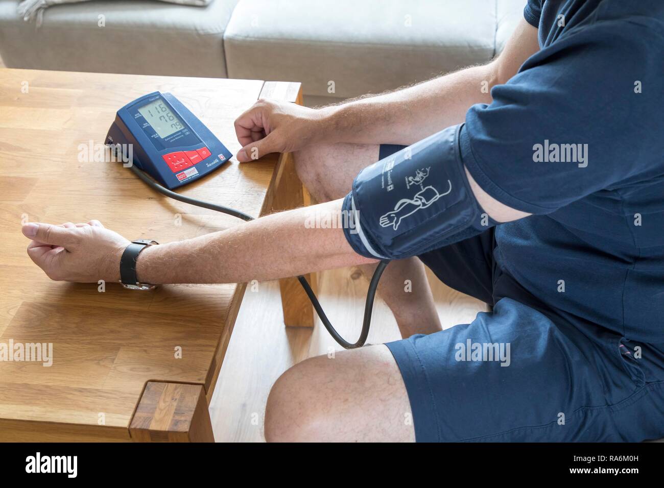 La misurazione della pressione sanguigna in modo automatico la parte superiore del braccio monitor della pressione del sangue, Germania Foto Stock