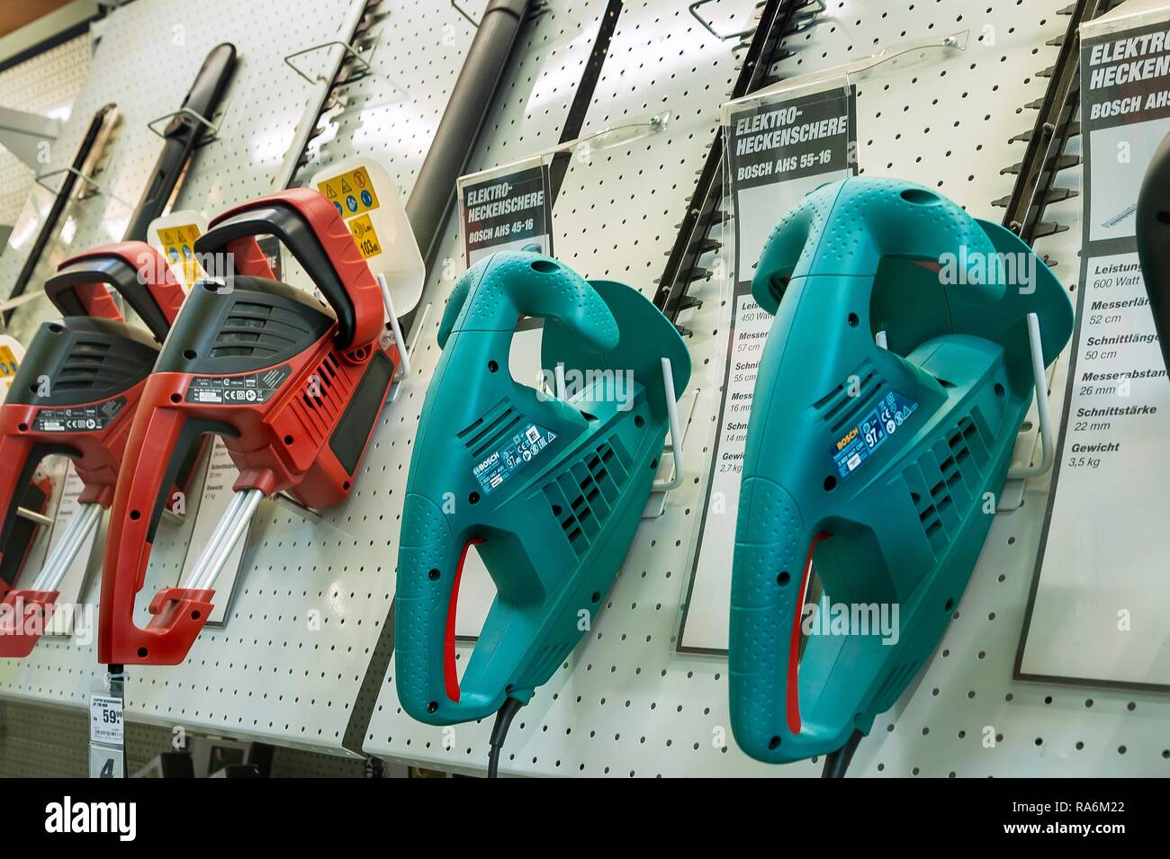Electric tagliasiepi, negozio di ferramenta, Germania Foto Stock