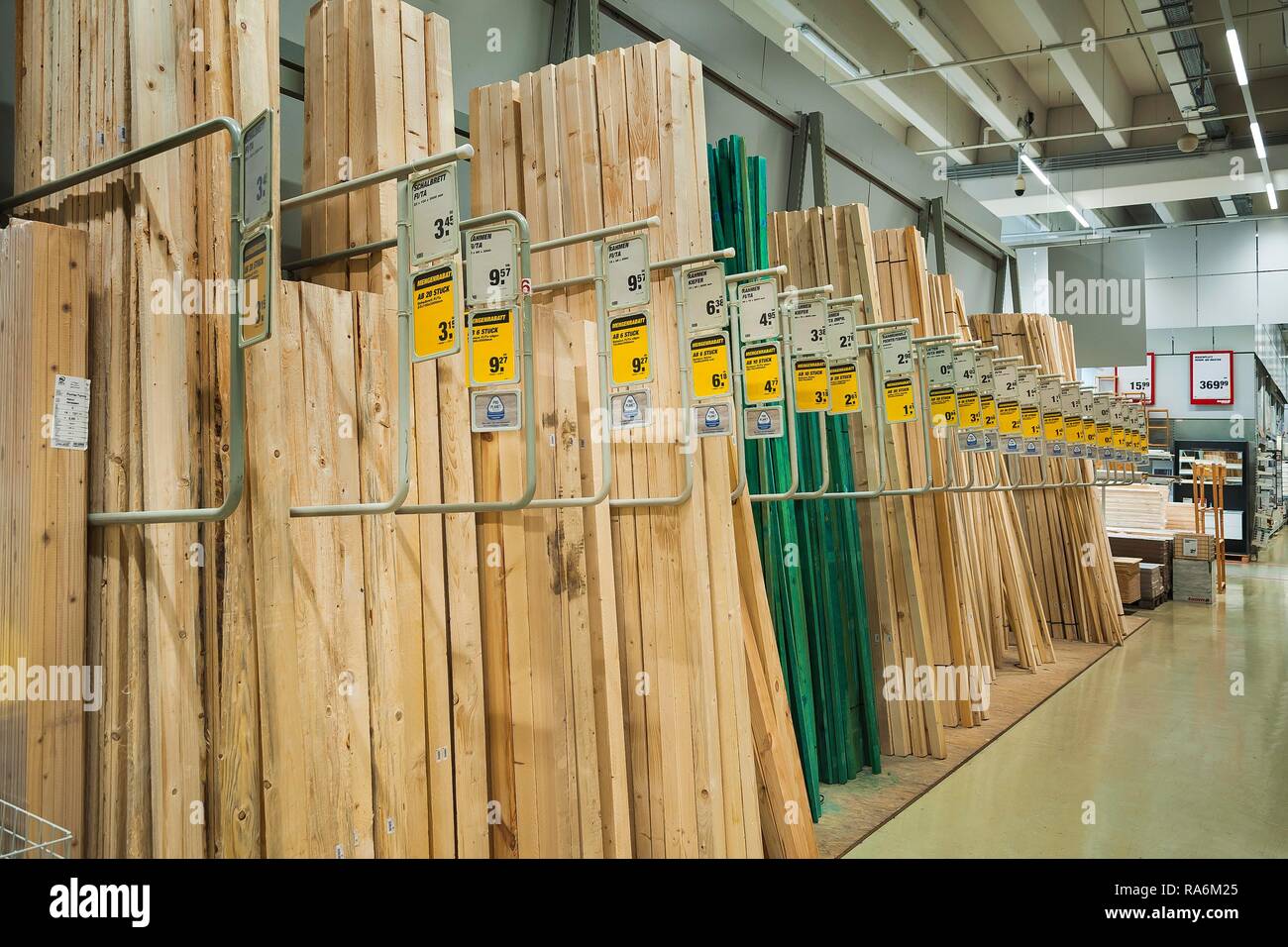 Travi in legno, negozio di ferramenta, Germania Foto Stock