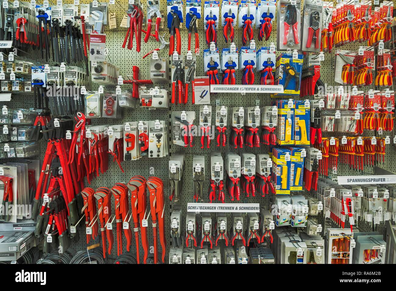 Varie pinze, negozio di ferramenta, Germania Foto Stock