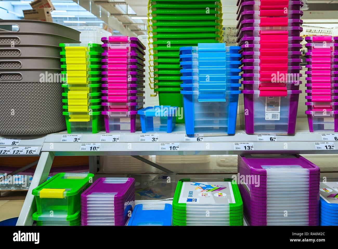 Contenitore in plastica, negozio di ferramenta, Germania Foto Stock