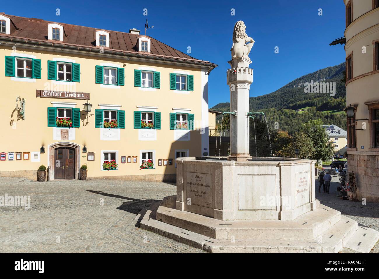 Marketplace, fontana in marmo, Berchtesgaden, Baviera, Baviera, Germania Foto Stock