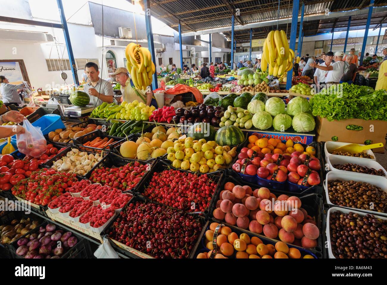 Display con frutta e verdura, Zeleni mercato Pijaca, Ulcinj, Montenegro Foto Stock