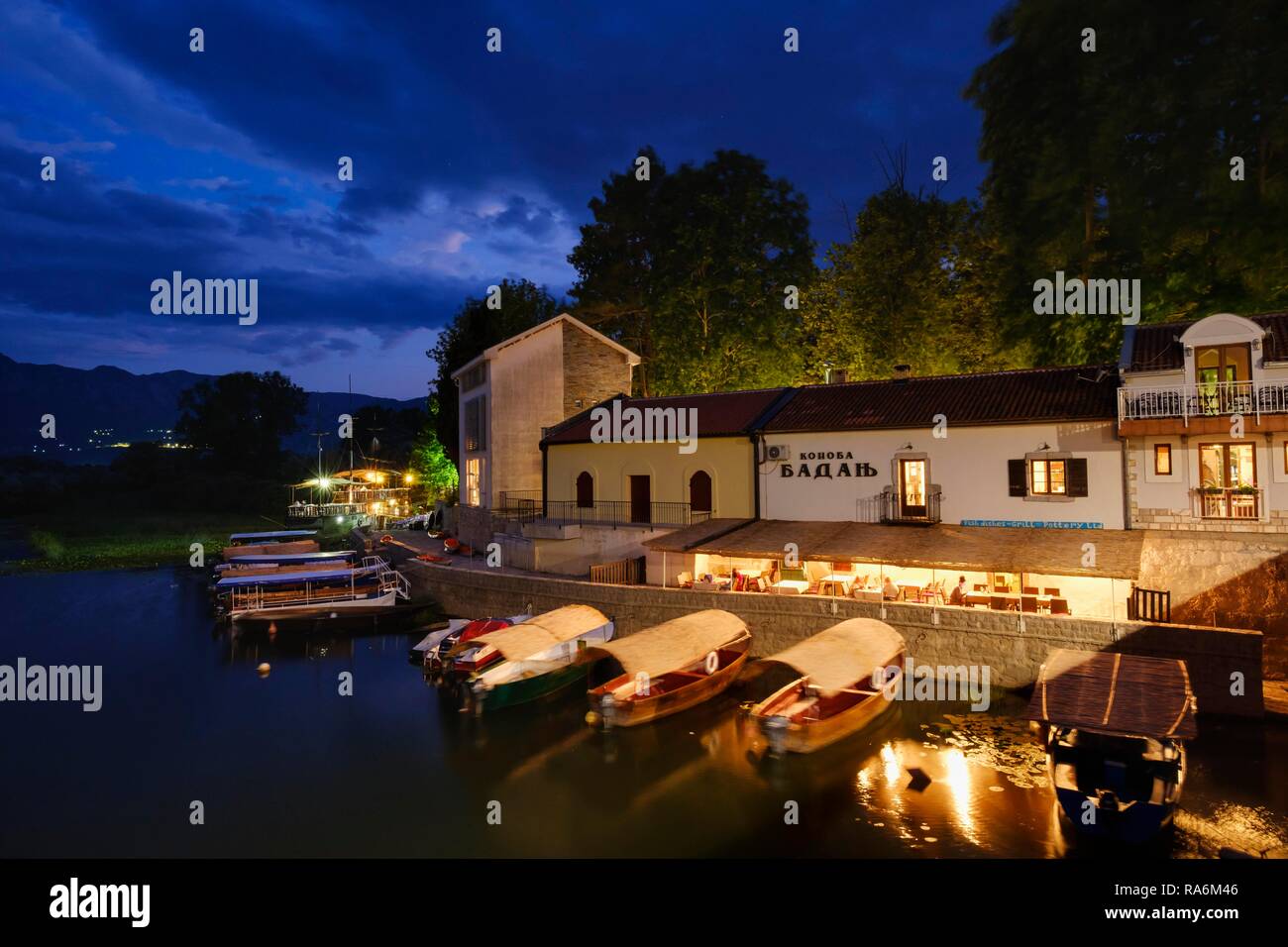 Gite in barca al tramonto, Virpazar, il Lago di Scutari, Skadarsko Jezero, nel Parco Nazionale del Lago di Scutari, nei pressi di bar, Montenegro Foto Stock