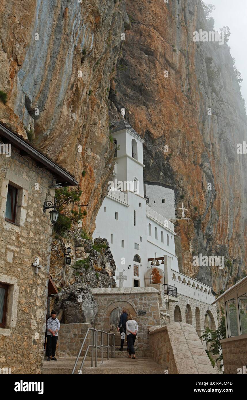 Monastero di Ostrog costruito nella roccia vicino a Danilovgrad, Danilovgrad Provincia, Montenegro Foto Stock