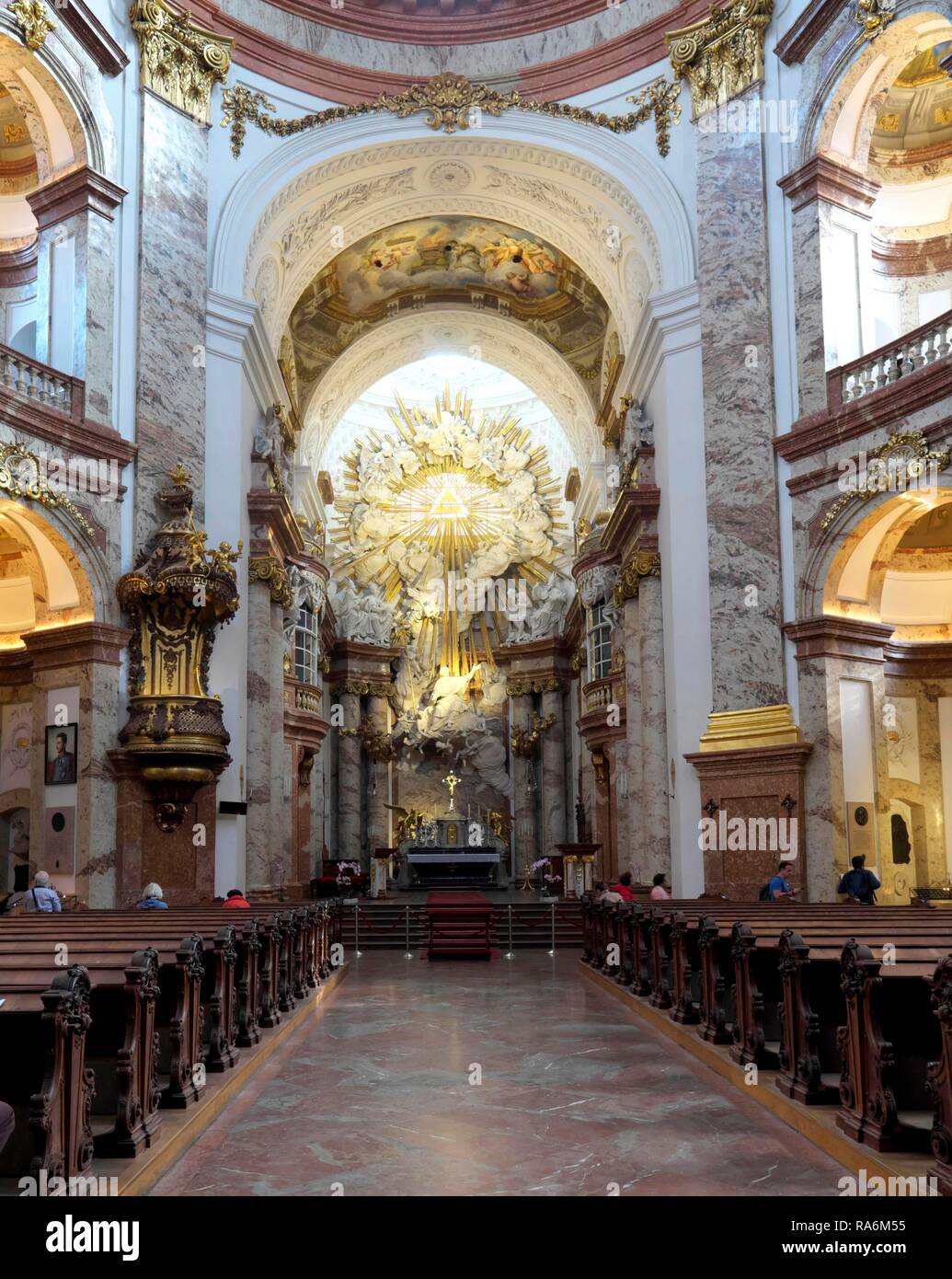 Interno della Karlskirche con altare maggiore, Vienna, Austria Foto Stock