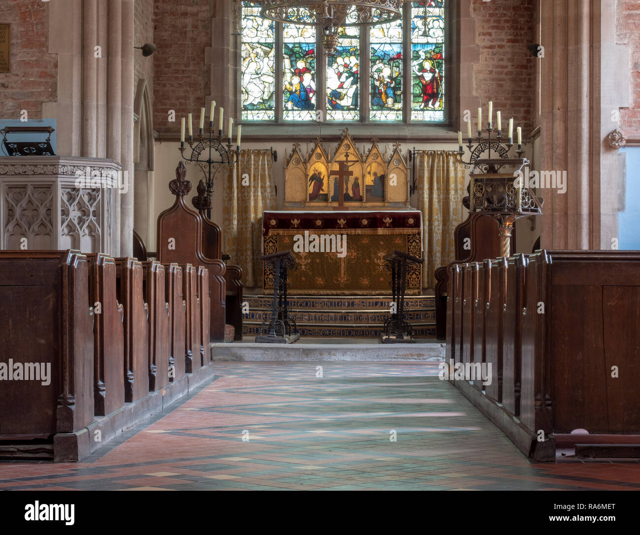La navata e alter alla cappella privata in Arley Hall, Northwich, Cheshire, Inghilterra, Regno Unito. Foto Stock