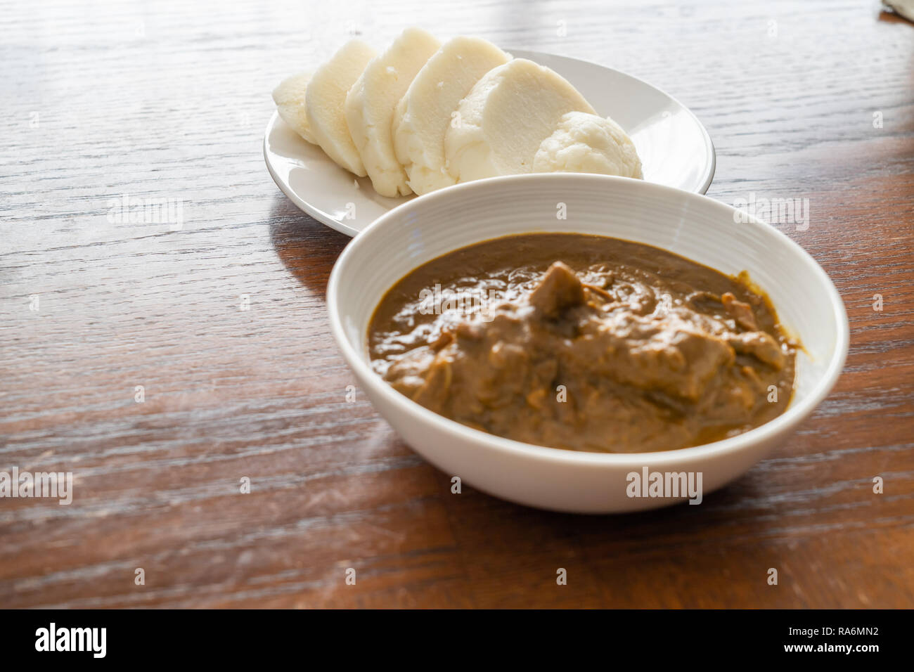 Pestate nigeriano filato servita affettata con zuppa di banga Foto Stock