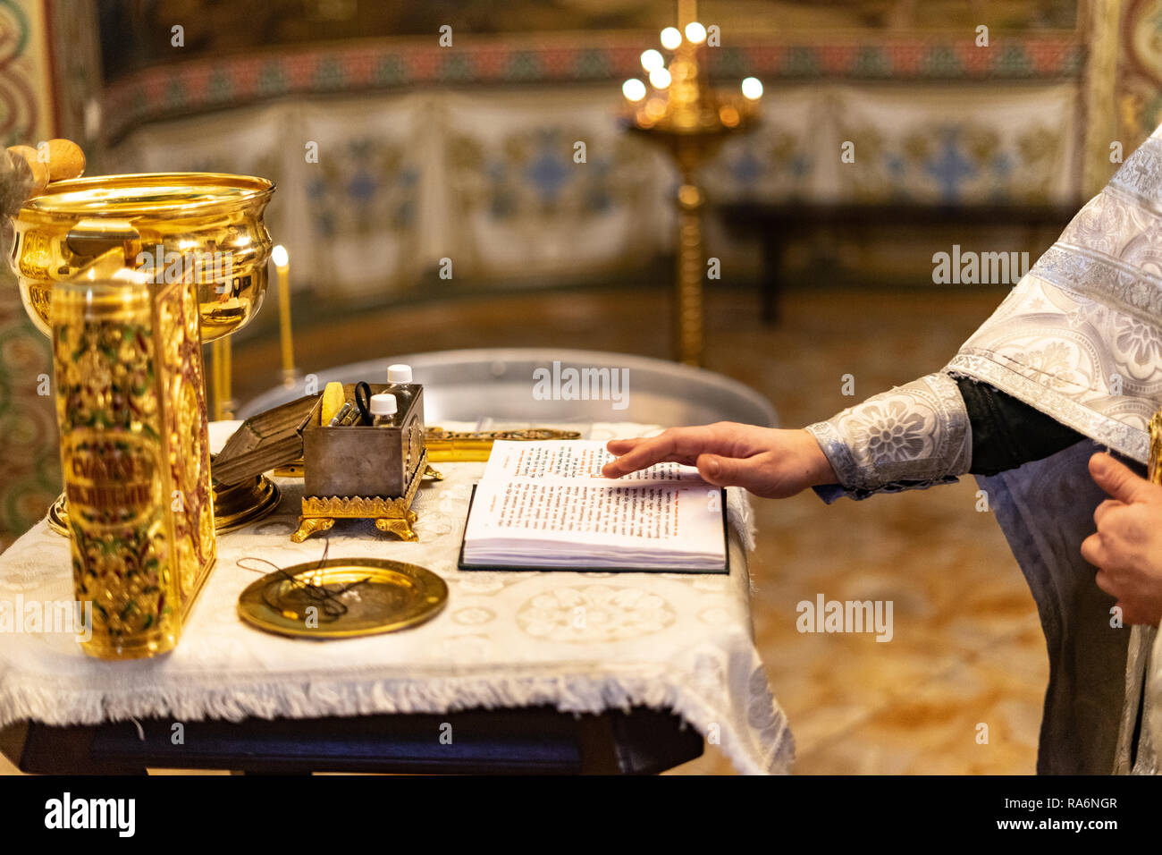 Golden elegante vangelo nella chiesa ortodossa o tempio sul tavolo bianco e oro sfondo caldo Foto Stock