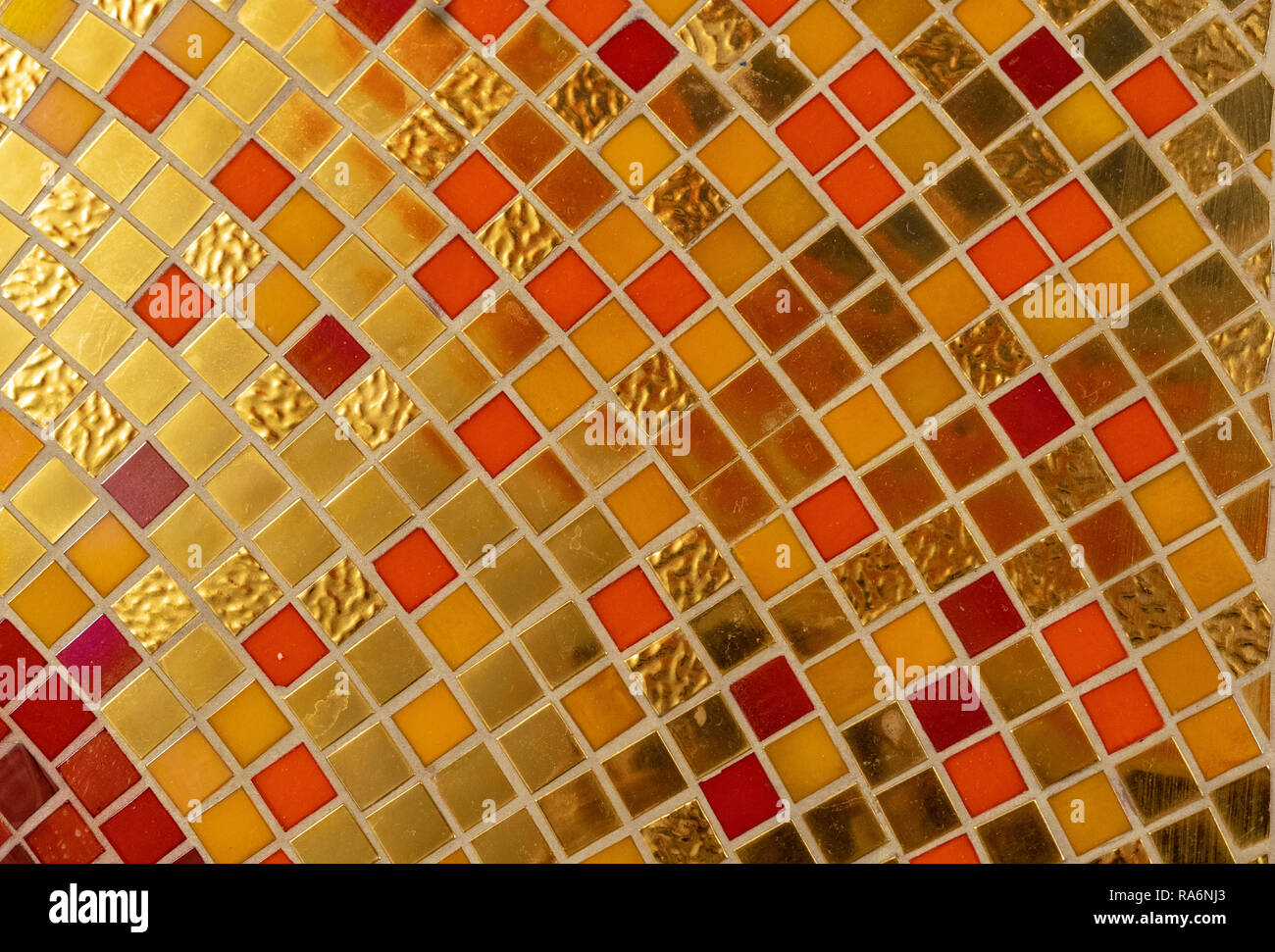 Golden variopinto mosaico ceramico utilizzando in background in piscina Foto Stock