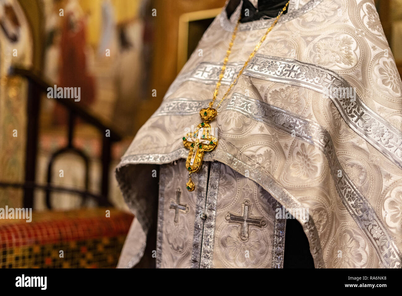 Sacerdote ortodosso in christian abbigliamento a sfondo del tempio Foto Stock