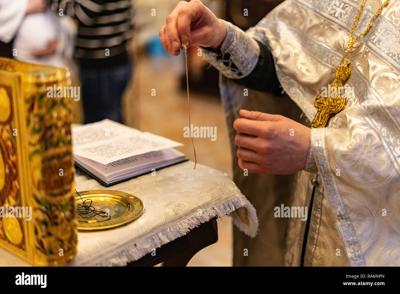 Golden elegante vangelo nella chiesa ortodossa o tempio sul tavolo bianco e oro sfondo caldo Foto Stock