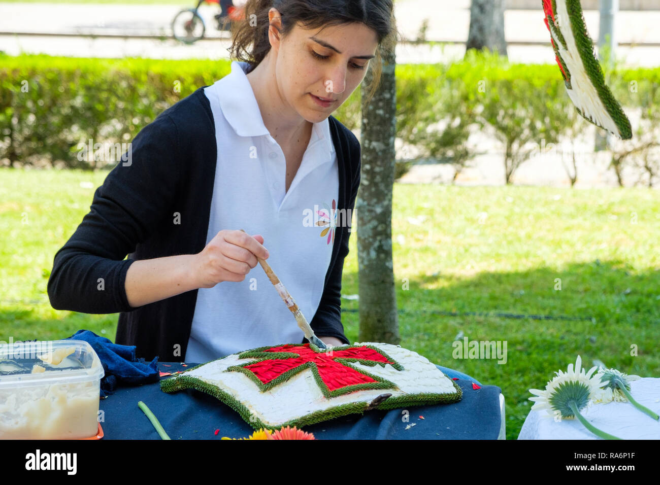 Viana do Castelo, Portogallo - 5 Maggio 2018 : i preparativi per la festa di rose Vila Franca do Lima ,Viana do Castelo, Portogallo Foto Stock