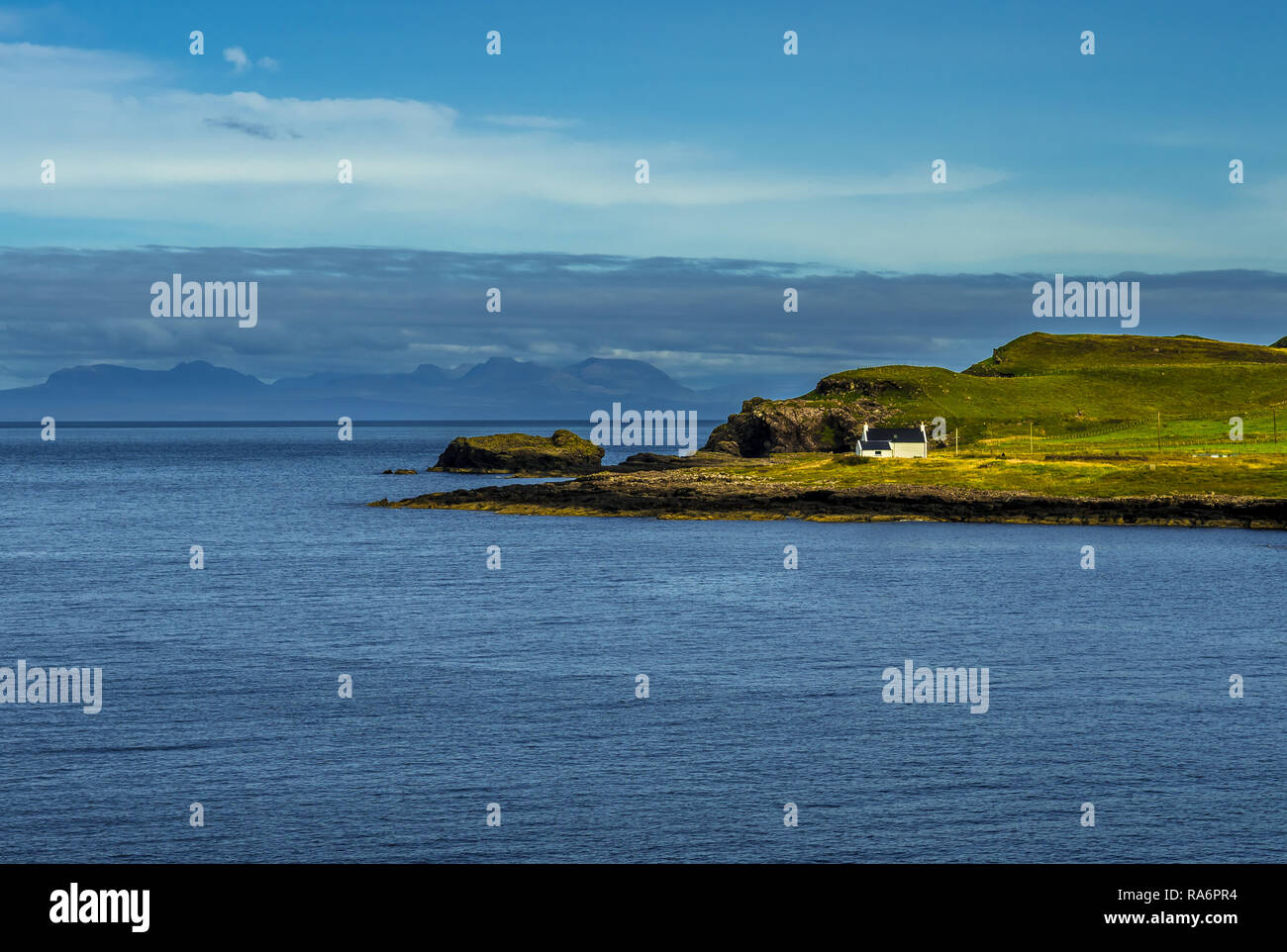 Lonesome House nel paesaggio rurale presso la costa dell'Isola di Skye in Scozia Foto Stock