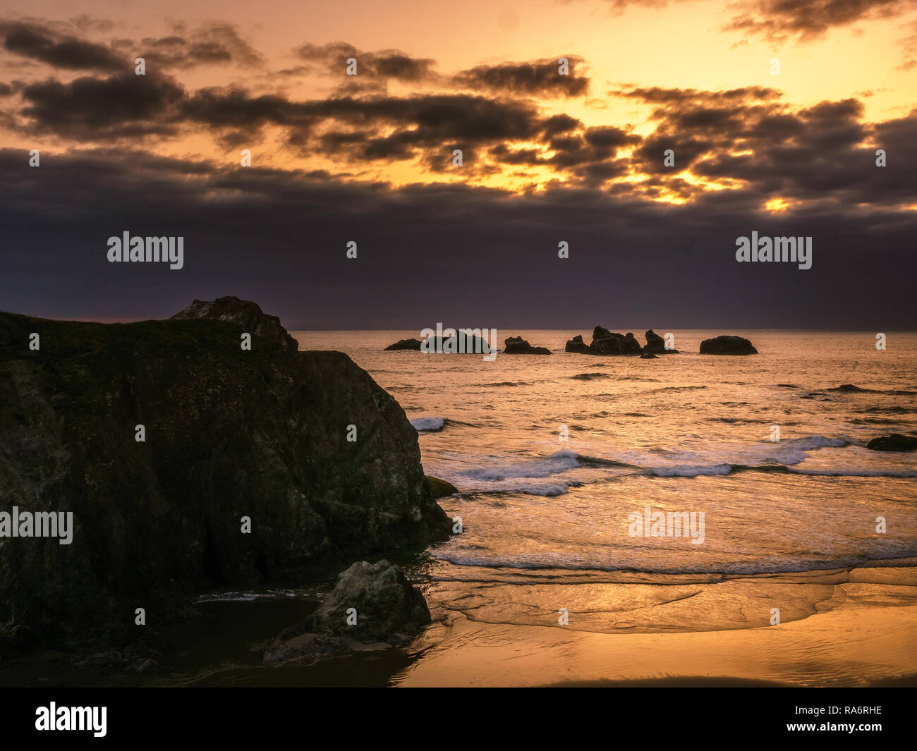 Bandon spiaggia al tramonto dalla faccia Rock Punto Panoramico, Pacific Coast, Oregon, Stati Uniti d'America. Foto Stock