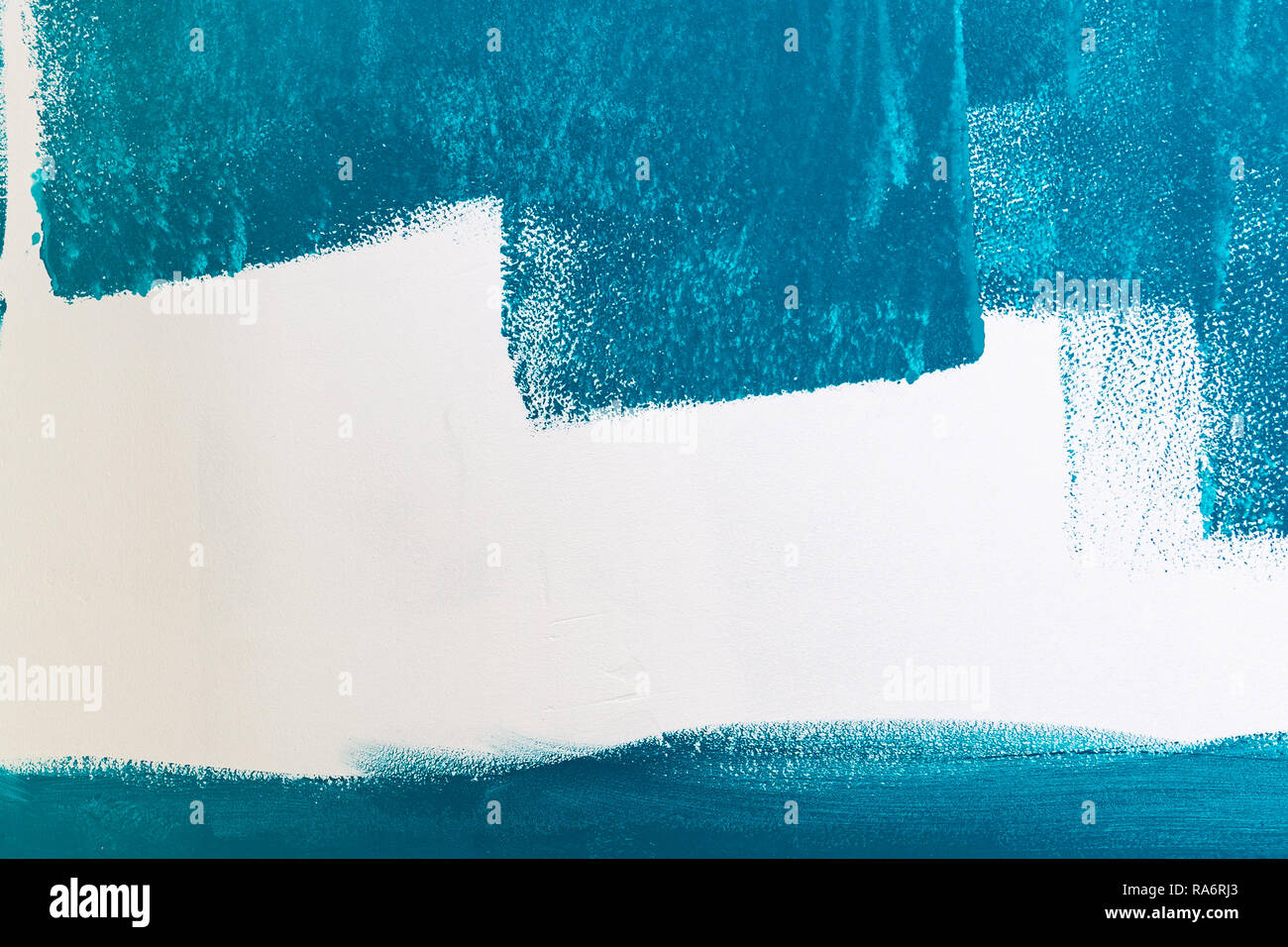 Muro Bianco essendo dipinte di blu o aqua o teal colore. Sfondo con copia spazio. Foto Stock