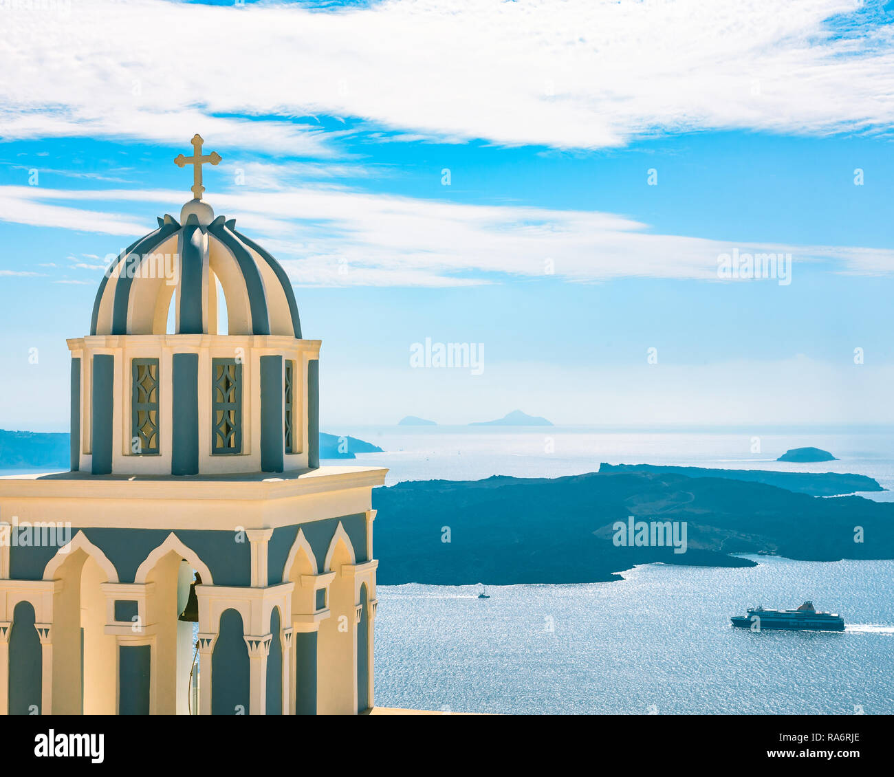 Viaggi Grecia, Santorini chiesa tradizionale che si affaccia sulla caldera Foto Stock