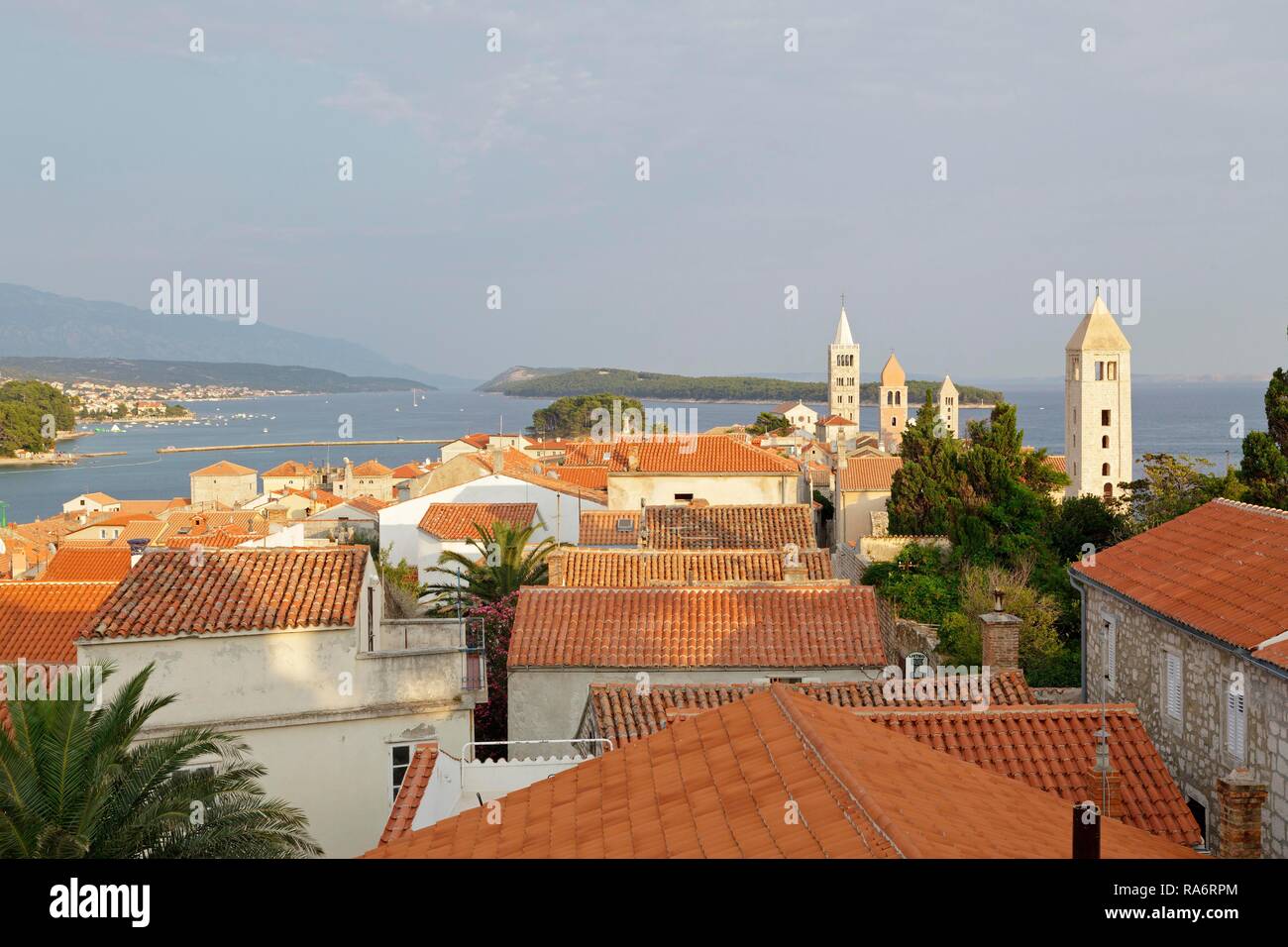 Quattro campanili chiesa sopra i tetti del centro storico di Rab, Rab, Primorje-Gorski Kotar, Croazia Foto Stock