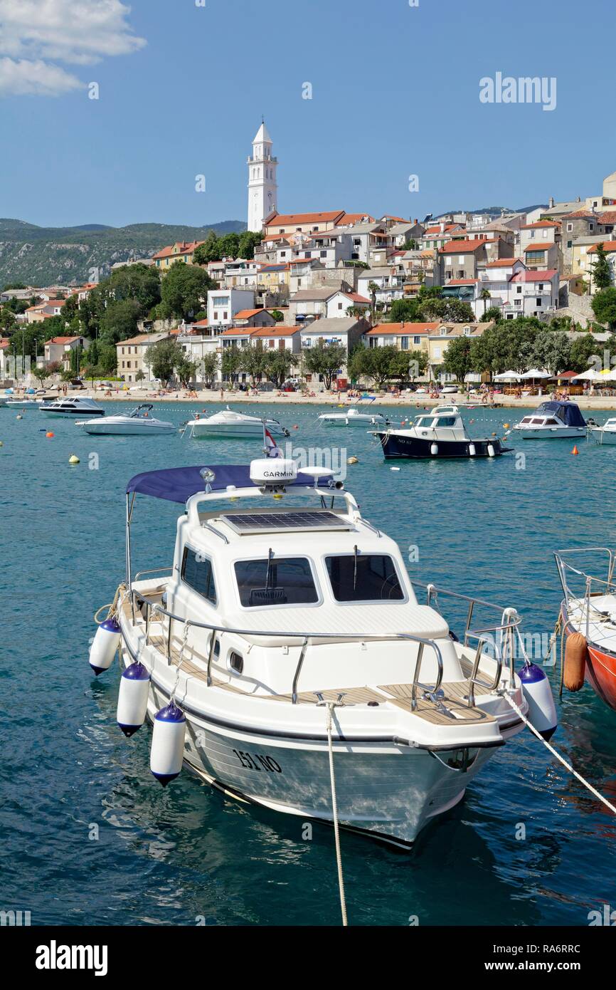 Townscape con il Boat Harbour, Novi Vinodolski, golfo di Kvarner, Croazia Foto Stock