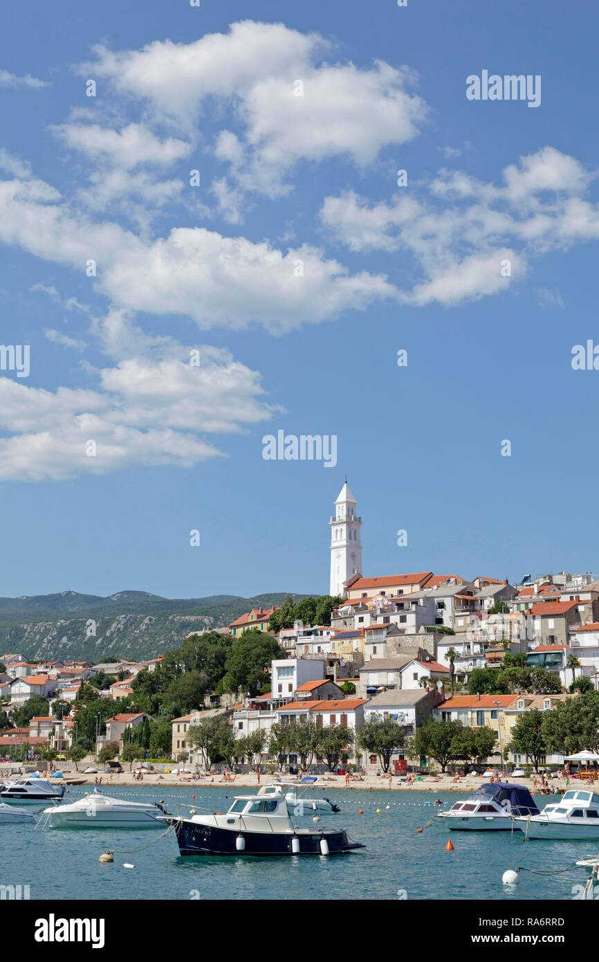 Townscape con il Boat Harbour, Novi Vinodolski, golfo di Kvarner, Croazia Foto Stock