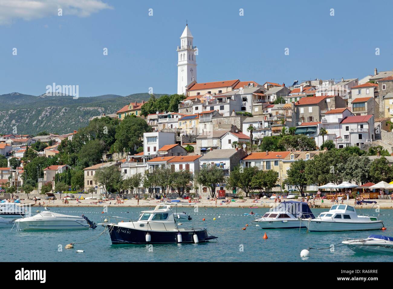 Townscape con il Boat Harbour, Novi Vinodolski, golfo di Kvarner, Croazia Foto Stock