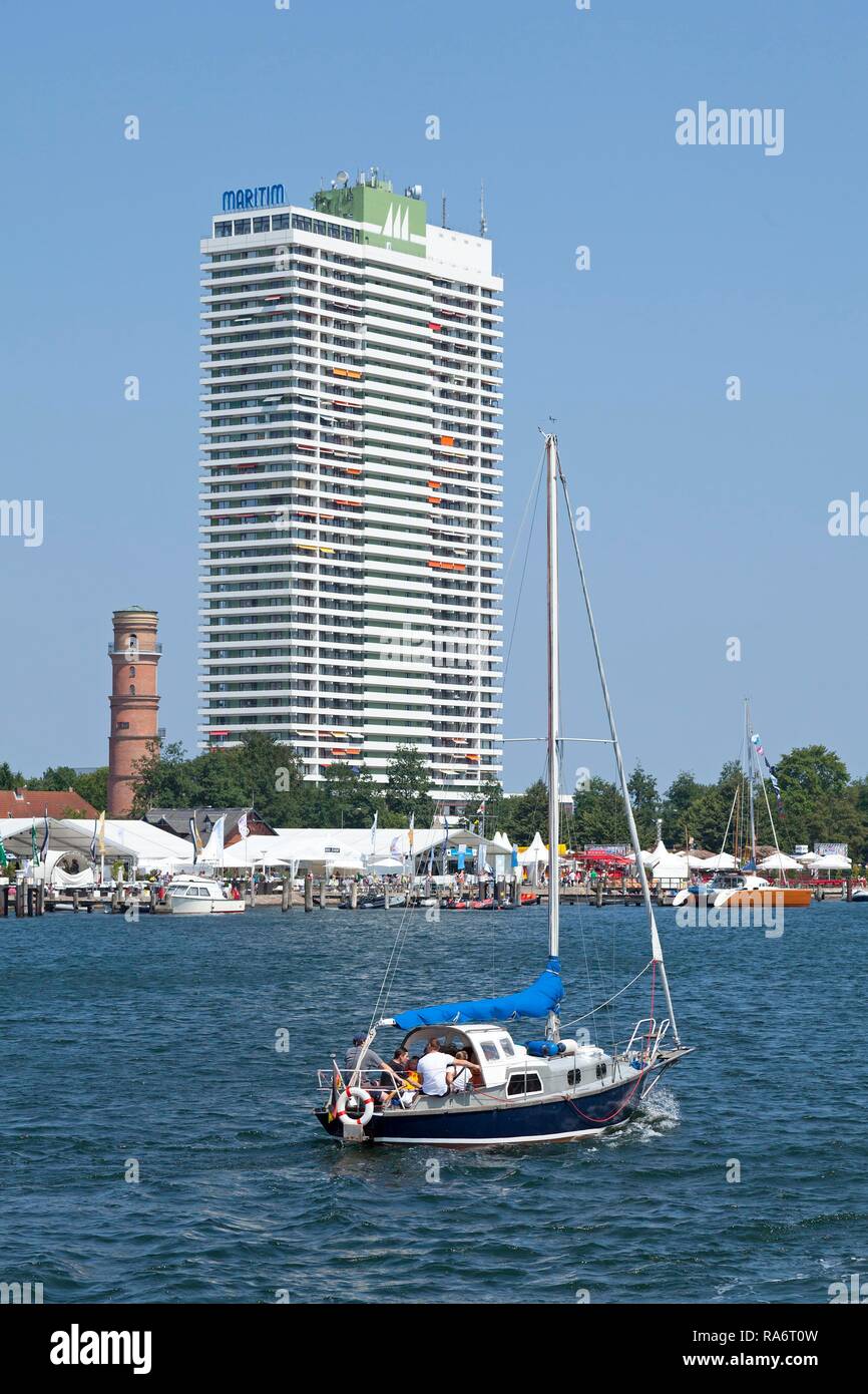 Barca, alto edificio, Travemünde, Schleswig-Holstein, Germania Foto Stock
