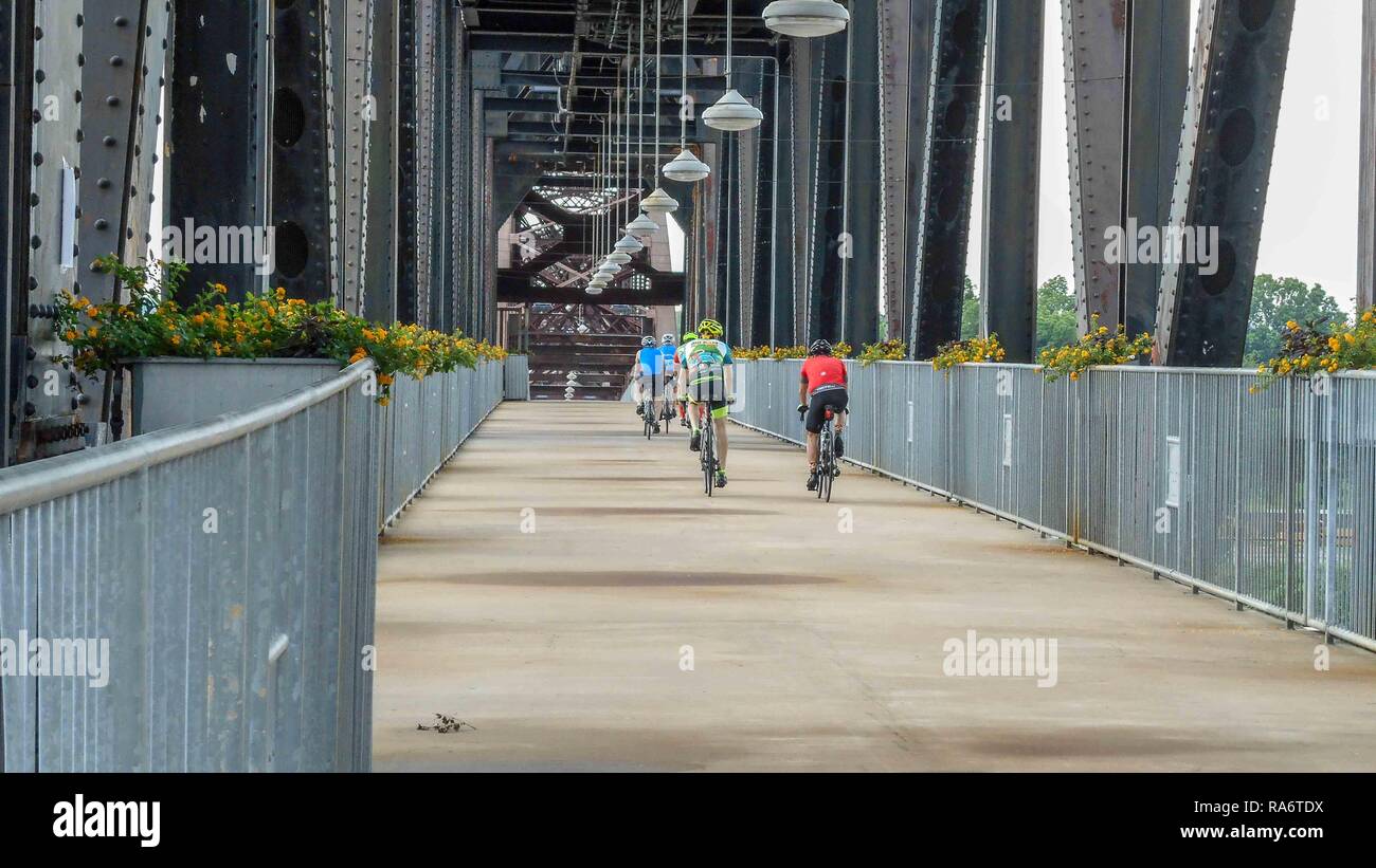 Little Rock ar--Maggio 22, 2018; i ciclisti attraversano il presidente WIlliam 'Bill' Jefferson Clinton ponte sopra il fiume Arkansas nel periodo estivo. Foto Stock
