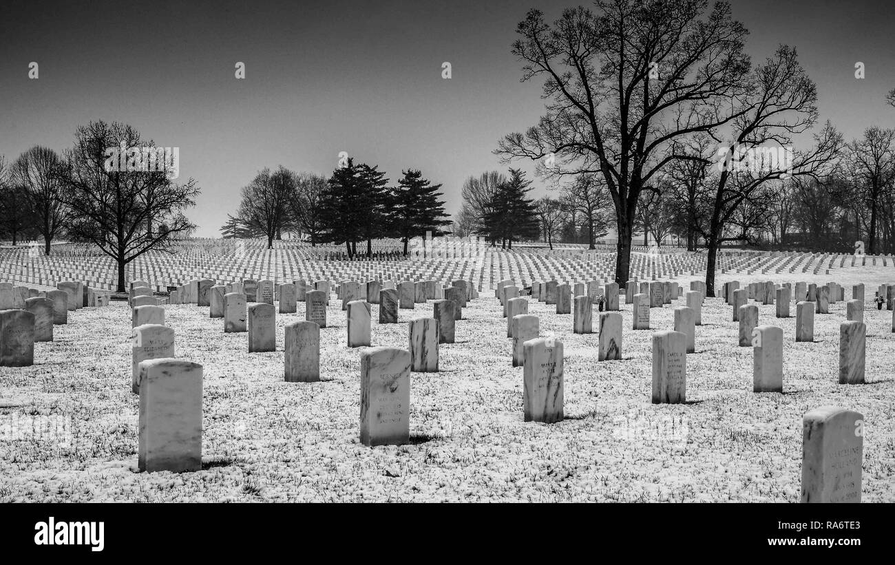 Saint Louis, MO--Mar 11, 2018; la caduta della neve sulla Jefferson Caserma Cimitero Nazionale di lapidi, veterani più grande zucca di sepoltura a ovest del Mississippi Foto Stock