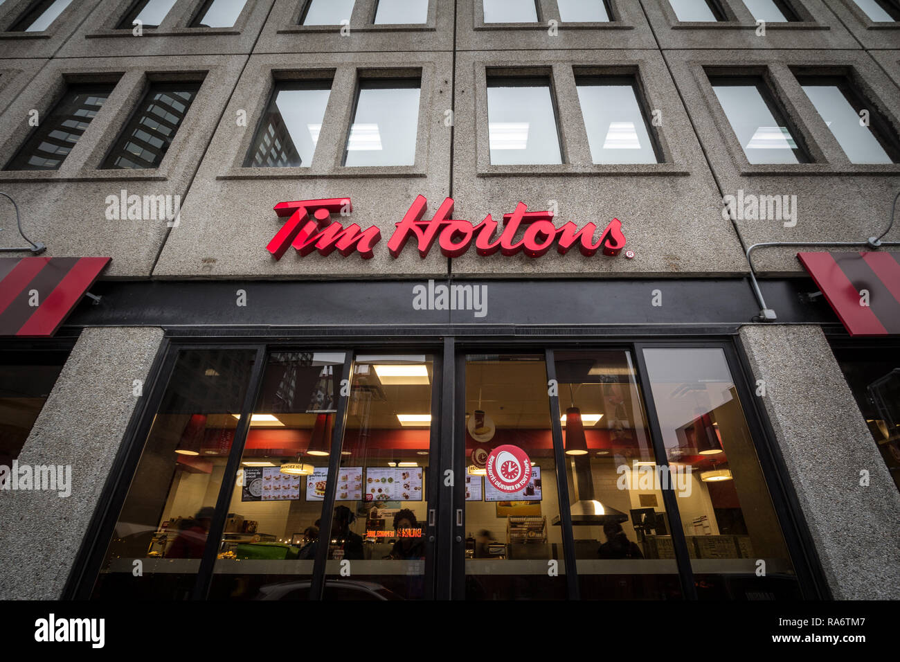 MONTREAL, Canada - 9 Novembre 2018: Tim Hortons logo nella parte anteriore di uno dei loro ristoranti a Montreal, in Quebec. Tim Hortons è una caffetteria e un fast food può Foto Stock