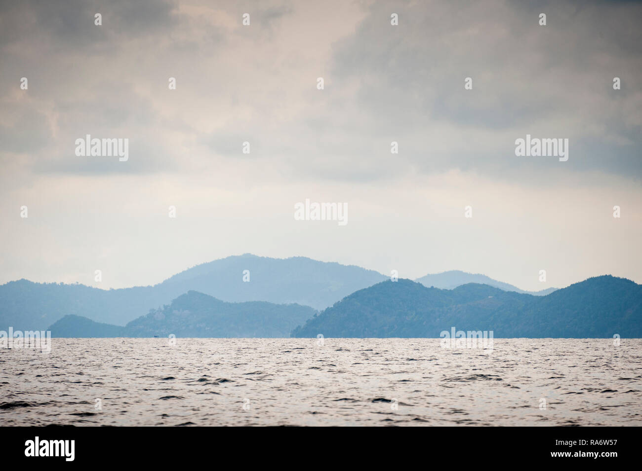 Ocean con le isole in distanza, allo sbiadimento all'orizzonte, Thailandia Foto Stock