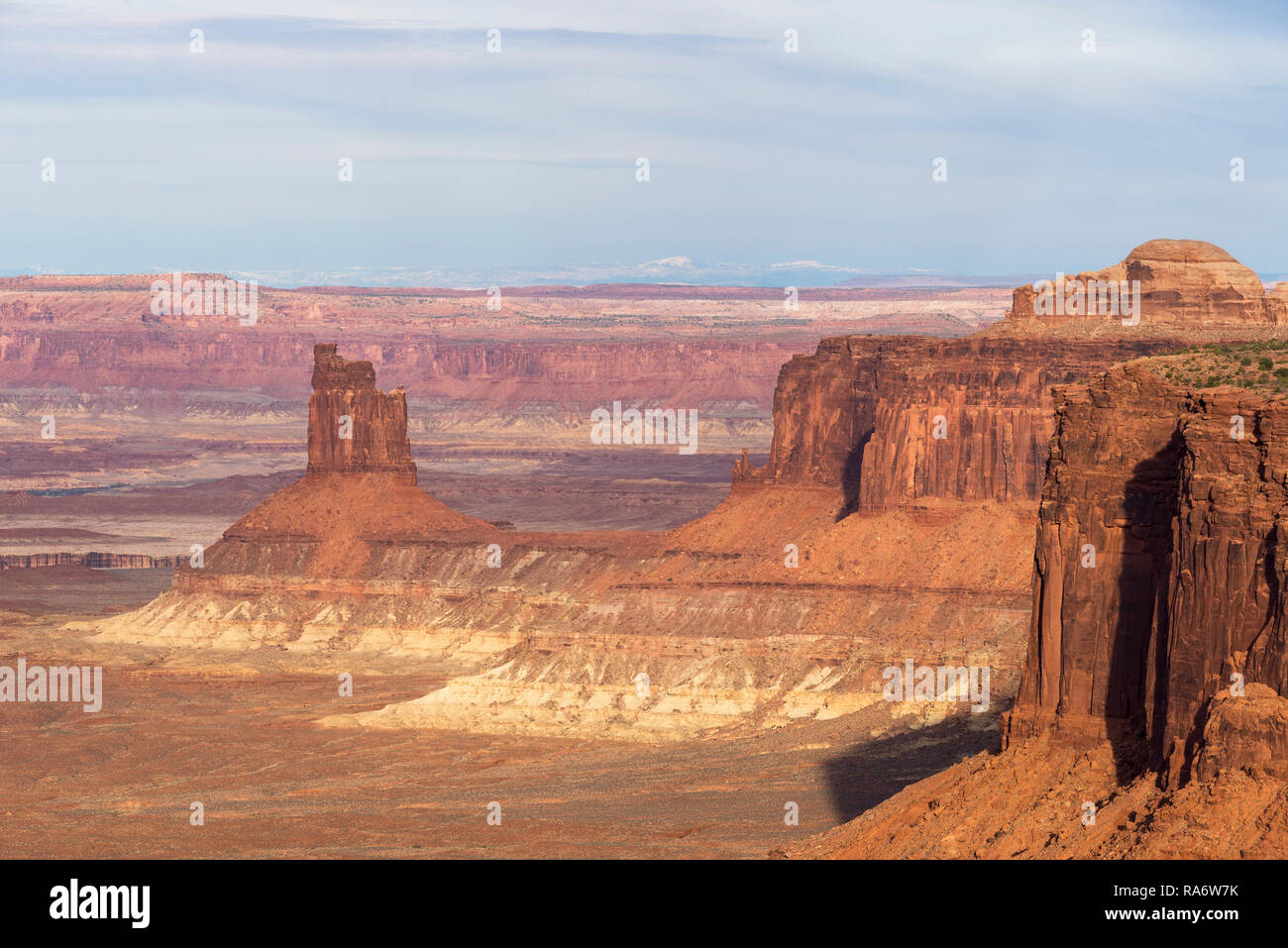 Il Parco Nazionale di Canyonlands situato nel sud dello Utah centrale con una vista del candelabro Torre. Il Green River si trova all'interno di questo vasto canyon. Foto Stock