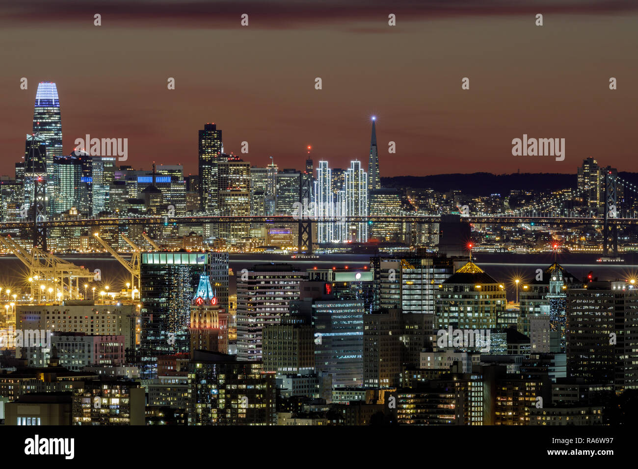 Oakland e San Francisco Twilight dall'alto illuminato con luci delle vacanze. Foto Stock