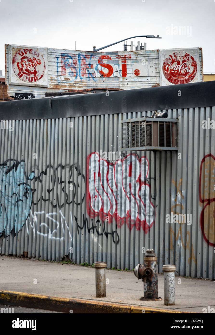 Un vecchio Coca Cola cartello poggiano sulla sommità di un vecchio diner con pareti ondulate in Bushwick di Brooklyn, a New York City USA Foto Stock