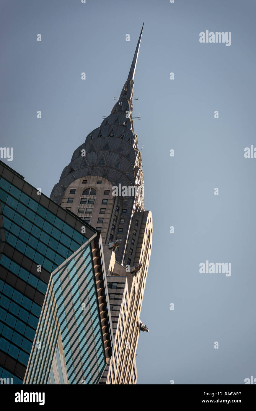 Vista sulla strada dell'Empire State Building, Manhattan, New York City, Stati Uniti d'America Foto Stock