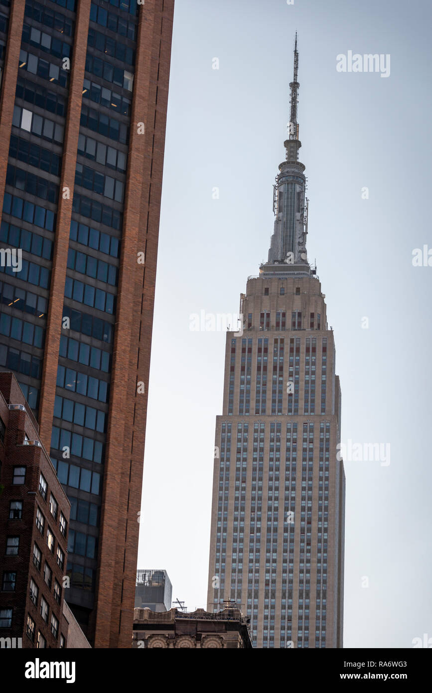 Vista sulla strada dell'Empire State Building, Manhattan, New York City, Stati Uniti d'America Foto Stock