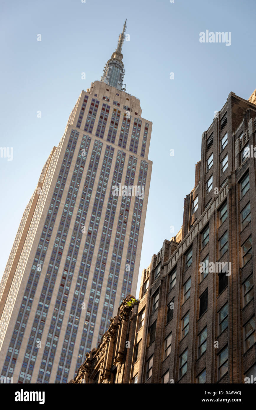 Vista sulla strada dell'Empire State Building, Manhattan, New York City, Stati Uniti d'America Foto Stock