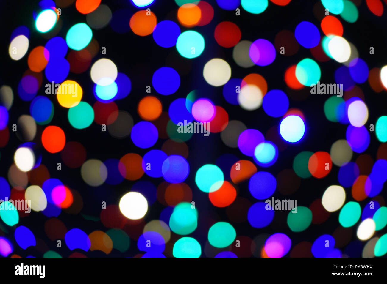 Cerchi di luce, bokeh arcobaleno, le luci di Natale, sfondo scuro Foto Stock
