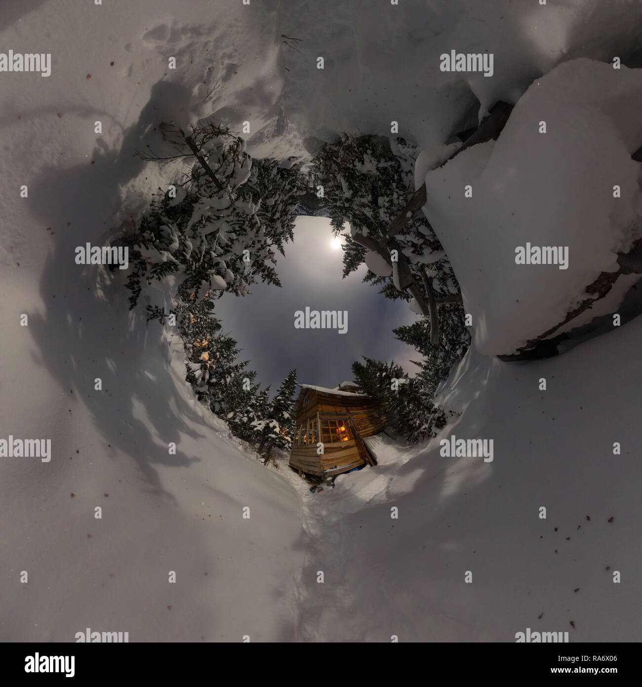 Panorama casa chalet durante una nevicata nel gli alberi della foresta di inverno di notte al chiaro di luna. Minuscolo pianeta 360 panorama Foto Stock