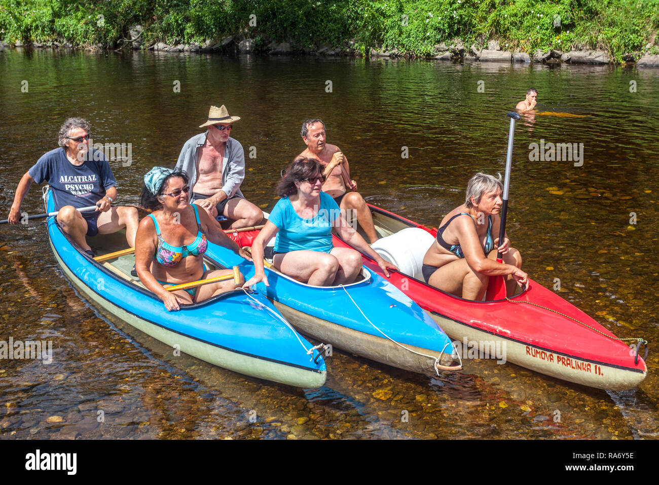 Anziani gruppo di anziani canoa fiume, invecchiamento attivo, anziani attivi in vacanza donne fiume galleggiante europeo anziani cechi Foto Stock
