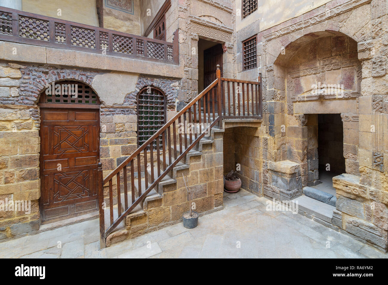 Cortile del centro storico Ottomano Beit El impostare Waseela edificio (Waseela Hanem casa), che si trova vicino alla Moschea di Al-Azhar in Darb Al-Ahmar distretto, vecchio Cairo Foto Stock